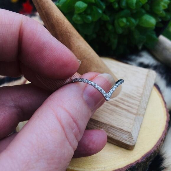 Sterling Silver CZ V Shape Ring Size 7 - Picture 4 of 4